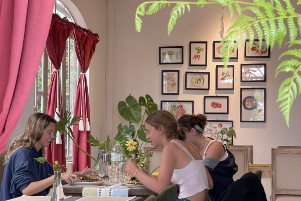 Là một căn phòng ấm cúng và lịch sự, rất thích hợp cho những buổi gặp mặt đối tác, hay những dịp gia đình xum họp.