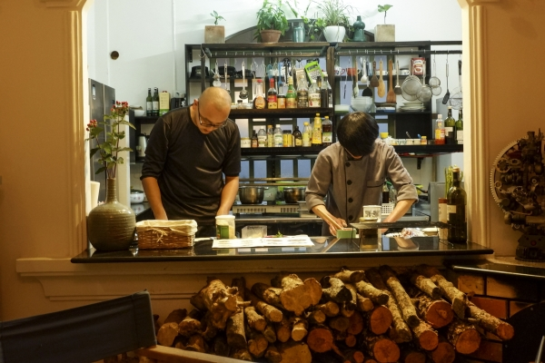 Với không gian bếp mở giúp bạn có thể quan sát quá trình chế biến món ăn của đầu bếp.