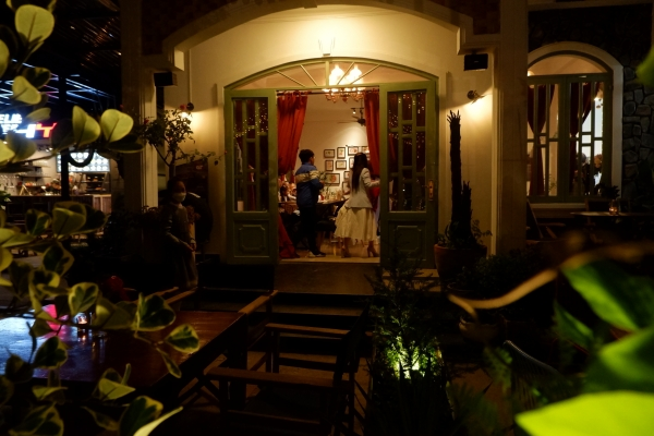 Là một căn phòng ấm cúng và lịch sự, rất thích hợp cho những buổi gặp mặt đối tác, hay những dịp gia đình xum họp.