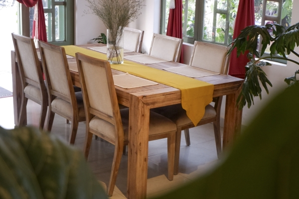 Là một căn phòng ấm cúng và lịch sự, rất thích hợp cho những buổi gặp mặt đối tác, hay những dịp gia đình xum họp.