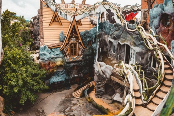 Ngôi nhà kì quái