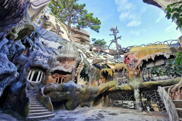 Ngôi nhà kì quái