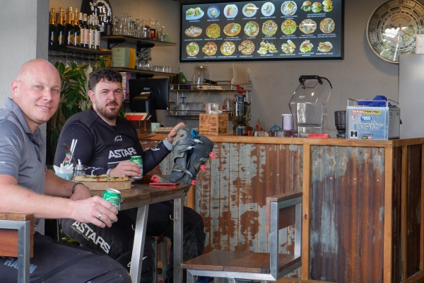 Khách Hàng & Đánh Giá