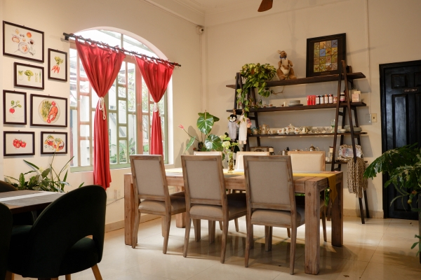 Là một căn phòng ấm cúng và lịch sự, rất thích hợp cho những buổi gặp mặt đối tác, hay những dịp gia đình xum họp.