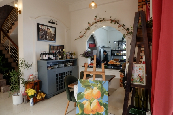 Với không gian bếp mở giúp bạn có thể quan sát quá trình chế biến món ăn của đầu bếp.