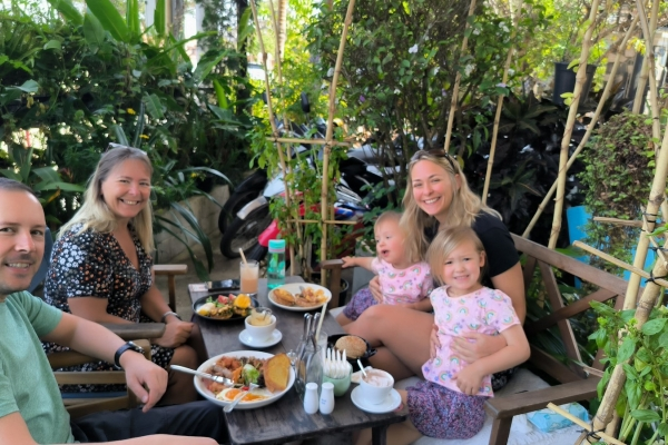 Great place with European cuisine. We had lunch, all the dishes were very fresh and tasty. The croutons were made from real wheat bread (after a month we had not seen such bread anywhere in Dalat). There were so many offers on the menu that I wanted to tr